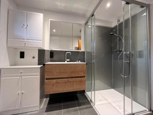 a bathroom with a shower and a sink at Ferienwohnung Serlesblick in Mieders