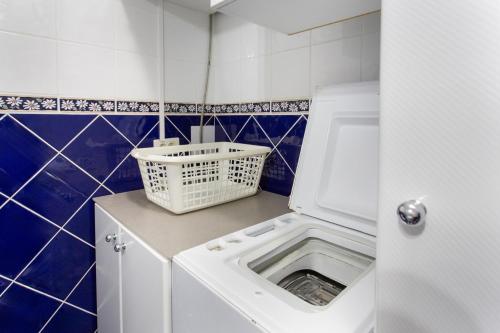 a laundry room with a washer and dryer at Milailea in Tacoronte