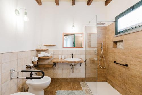 a bathroom with a shower and a toilet and a sink at Le Giarre - Villa Con Piscina in Marausa
