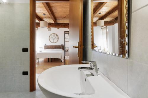a bathroom with a sink and a mirror at Il Serraglio Rooms in Valeggio sul Mincio