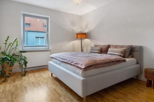 a bedroom with a bed and a window at Wohnung Hildesheim in Hildesheim