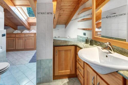 a bathroom with a sink and a toilet at Mansarda Combo in Bormio