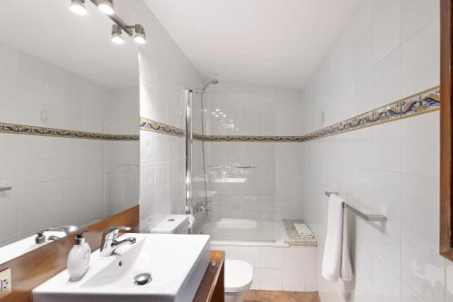 a bathroom with a sink and a shower and a toilet at Cal Colom - Agroturisme in Puigreig