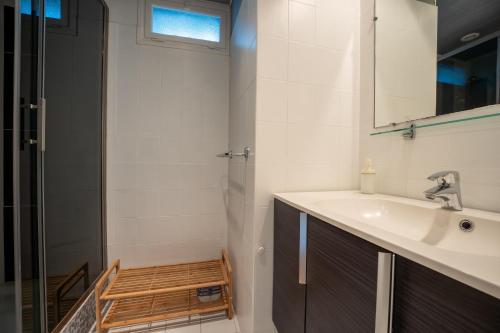 a bathroom with a sink and a mirror and a shower at Seignosse Le Penon, maison Patio in Seignosse