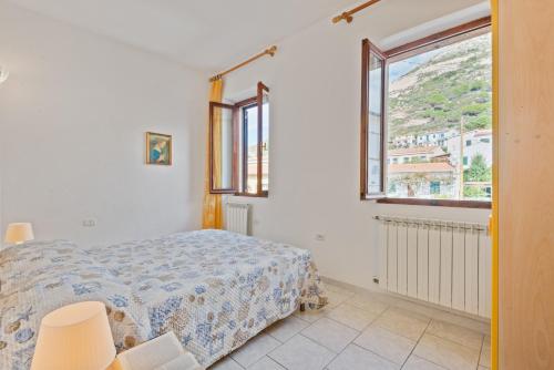 a bedroom with a bed and a window at Appartamento Ramerino in Pomonte