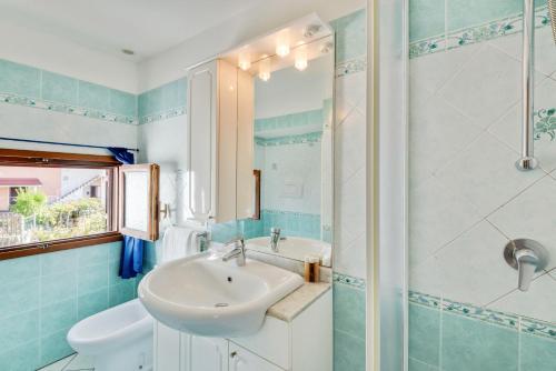 a bathroom with a sink and a shower at Appartamento Ramerino in Pomonte