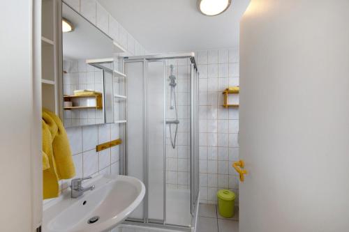 a bathroom with a shower and a sink at Möve Aba Bungalow 60 in Rerik