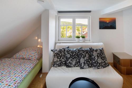 a small bedroom with a bed and a window at Ferienwohnung Omi Anni in Schlitz