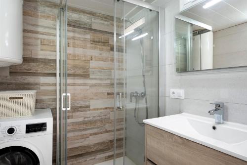 a bathroom with a sink and a washing machine at Mariola in Novo Sancti Petri