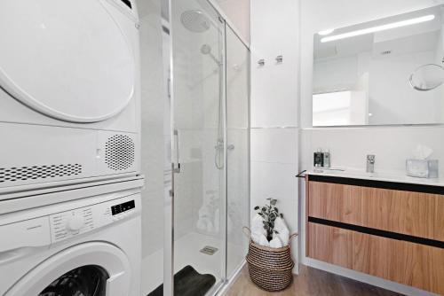 ein Badezimmer mit Waschmaschine und Waschbecken in der Unterkunft Flamboyan 2 in Telde