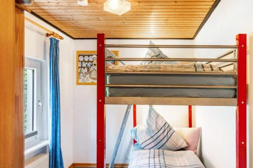 a bunk bed in a tiny house at Ferienhaus Strandfloh in Wangerooge