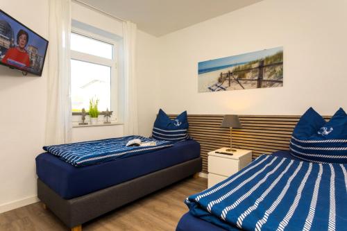 a bedroom with two beds and a window at Villa Marin Wohnung 1 in Zinnowitz