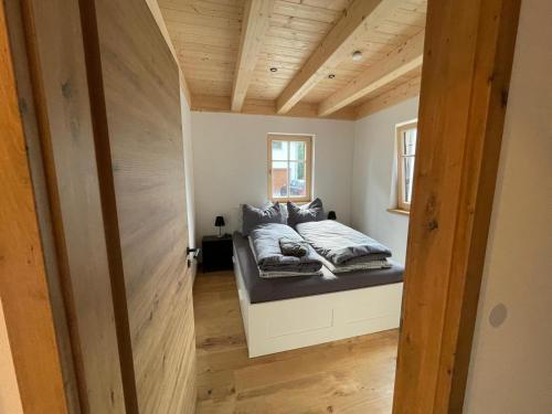 a bedroom with a bed in a small room at Ferienwohnung 'dahoimelig' in Friesenried