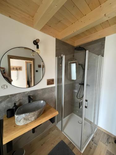 a bathroom with a sink and a shower at Ferienwohnung 'dahoimelig' in Friesenried
