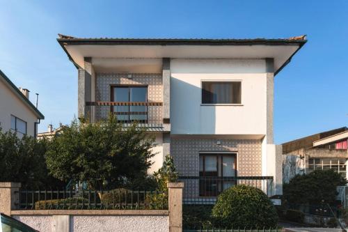 a white house with a fence in front of it at Villa Vez in Arcos de Valdevez