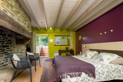 a bedroom with a bed and a brick wall at Longère de Nivinen in Arzano