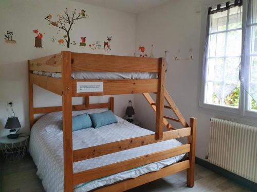 a bedroom with two bunk beds in a room at Gîte de Locmousteru in Moustéru