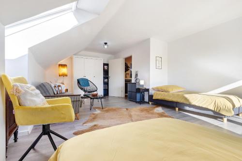 a bedroom with two beds and a living room at Künzes Domizil in Edemissen