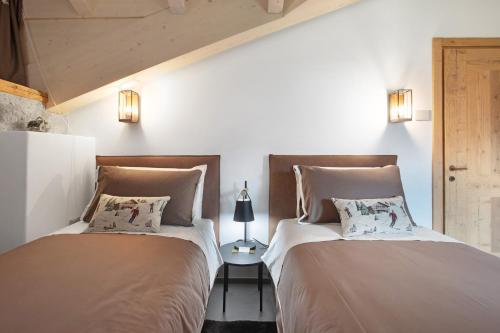 two beds sitting next to each other in a bedroom at Chalet Sambor in Oga