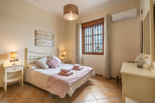 a bedroom with a bed with two towels on it at Can León in Almodóvar del Río