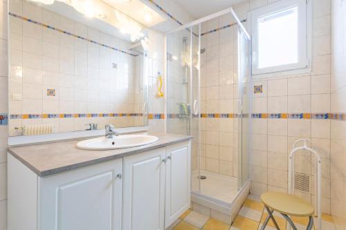a bathroom with a sink and a shower at Jolie maison mitoyenne in Concarneau