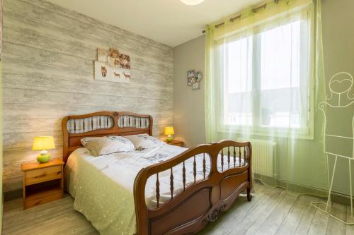 a bedroom with two bunk beds and a window at Jolie maison mitoyenne in Concarneau