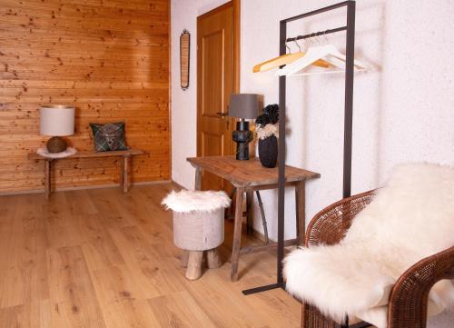 a living room with a table and a chair at Die Bartlmühle in Windorf