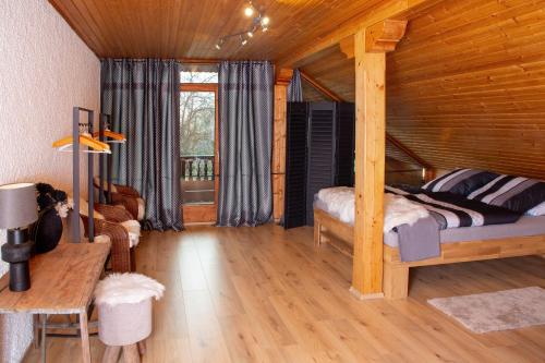 a bedroom with a bed in a log cabin at Die Bartlmühle in Windorf