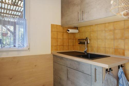 a kitchen with a sink and a window at Bungalow Karsten in Kamminke