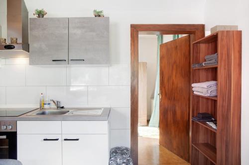 a kitchen with a sink and a counter top at Flying Hirsch in Stall