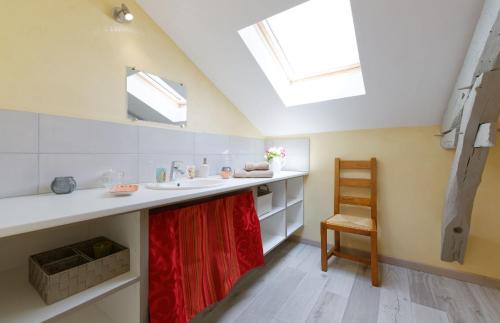 a bathroom with a sink and a skylight at Le Guitou de Monlezun in Monlezun