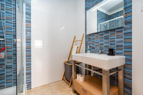 a bathroom with a sink and a shower at Palmeiras de jv in Lagos