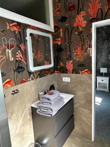 a bathroom with a sink and a mirror at Stylischer Altbau im Zentrum in Kiel