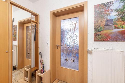 a hallway with a door and a painting on the wall at Ferienwohnung Ruhrtal in Bestwig