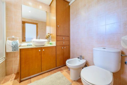 a bathroom with a toilet and a sink at Estrella de mar verde in Port d'Alcudia