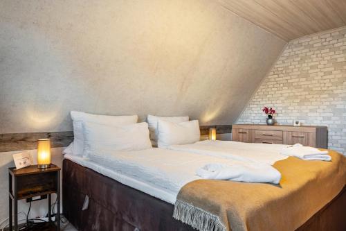 a bedroom with a large bed with two towels on it at Ferienwohnung Anne in Bremervörde