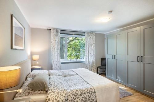 a bedroom with a bed and a window at Jensenhof Pellworm in Pellworm