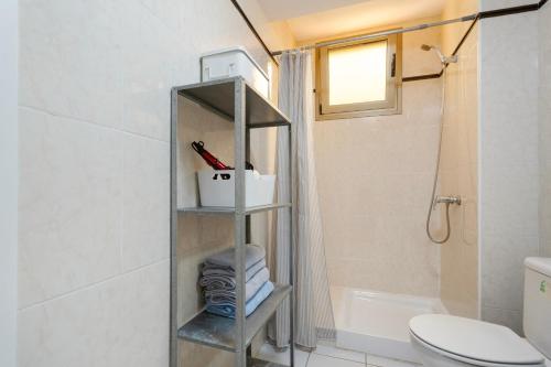 a bathroom with a toilet and a shower at Blue Oasis in El Cotillo
