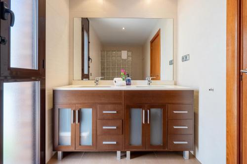 a bathroom with a sink and a mirror at Casa Tico in Roda de Bará