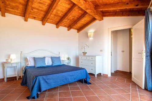 a bedroom with a bed and a wooden ceiling at Villa Azzurra in Stintino