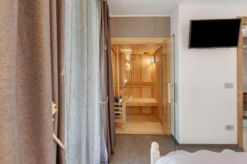 a bedroom with a curtain and a closet with a television at Chalet Sambor in Oga