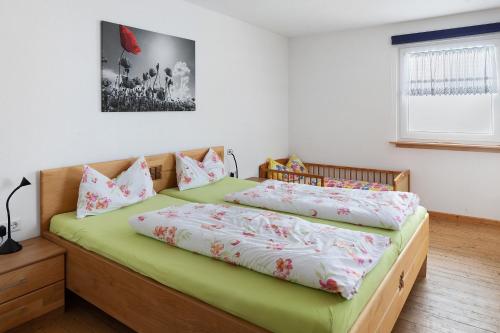 a bedroom with two twin beds with green sheets at Ferienwohnung Sonnenstüble in Titisee-Neustadt