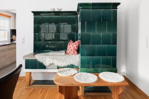 a living room with a green tiled wall at Ferienwohnung Sonnenstüble in Titisee-Neustadt