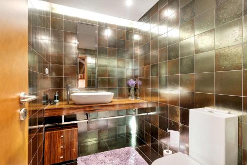 a bathroom with a sink and a toilet at Casa dos Pinheiros in Apúlia