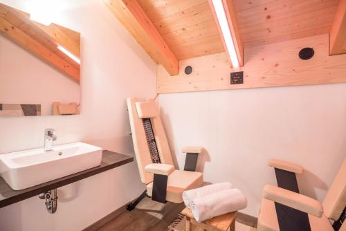 a bathroom with a sink and a mirror at Apartment Ot Residence Bun Sté in San Vigilio Di Marebbe