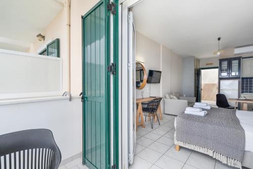 Sunset Premium Studio 8
