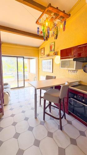 Loft Vue Mer avec Terrasse Privée — Quartier Port Vauban, Antibes | 2 min Gare | Plages à pied photo 17