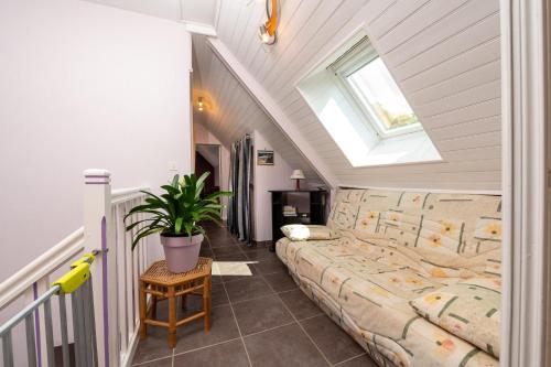 a living room with a couch and a window at La Maison Bleue 3 étoiles in Plouhinec