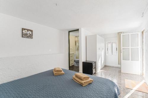 a bedroom with a bed with two towels on it at Casa Nero in San Fulgencio