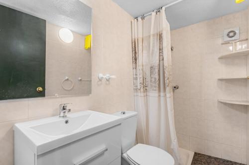 a bathroom with a sink and a toilet and a shower at Casa Nero in San Fulgencio